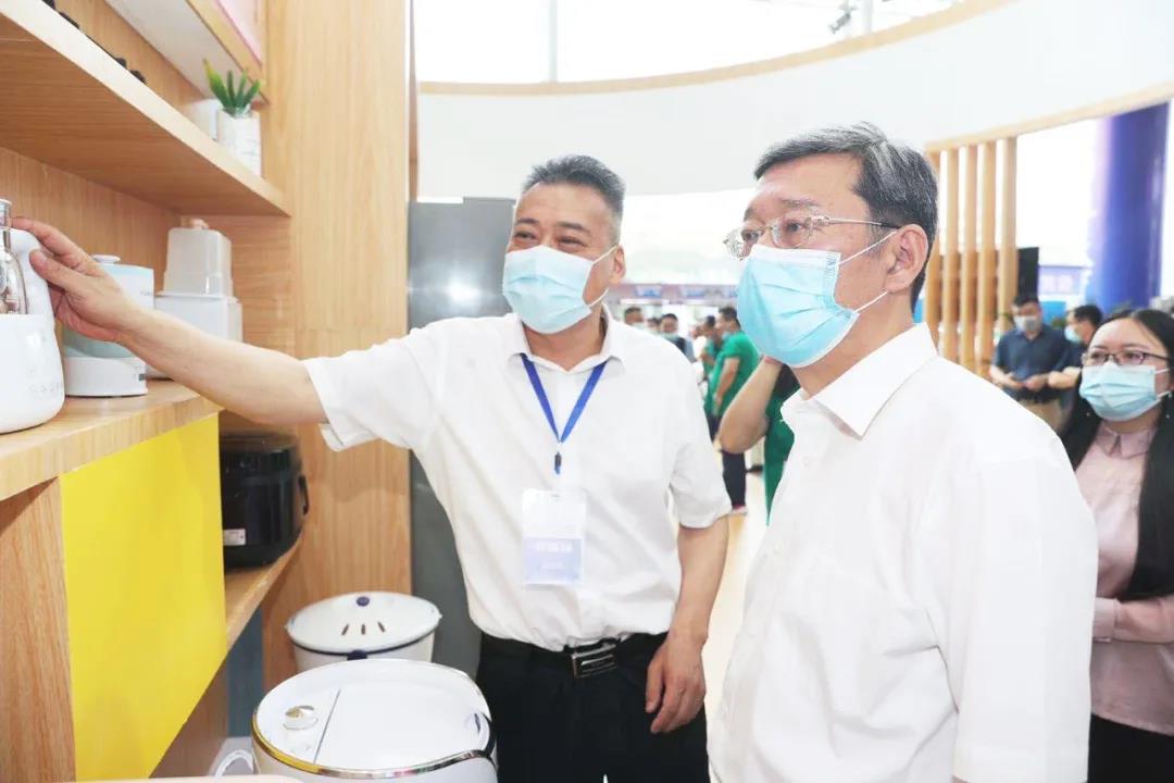 孫斌副市長關(guān)心小鴨發(fā)展，專程蒞臨小鴨展廳指導(dǎo)工作！